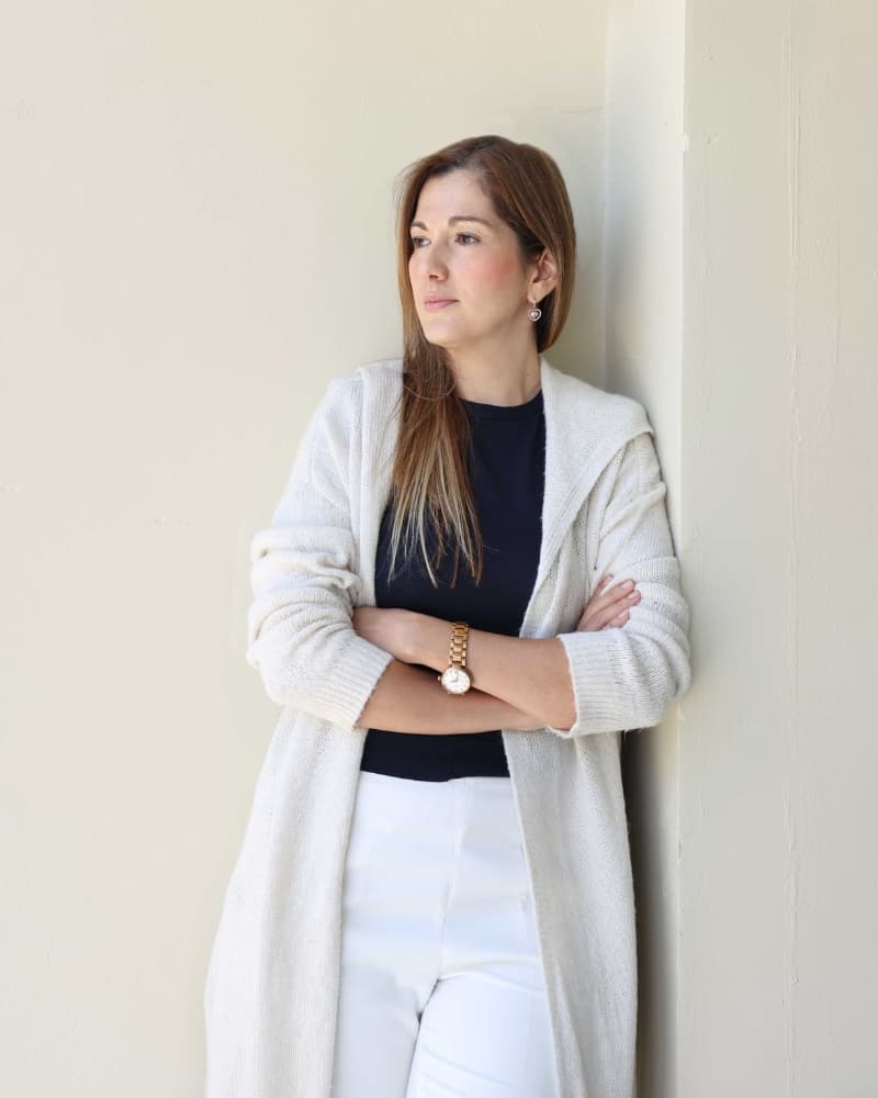 Mónica de pie